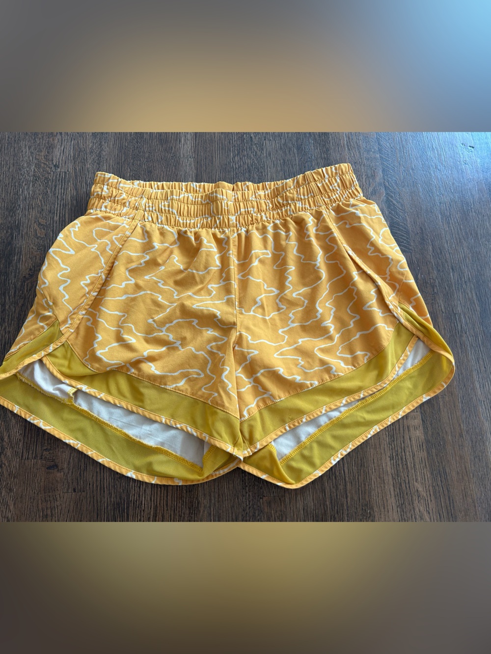 Athleta Printed Mesh Racer run Short 4" Yellow Pattern - Size XS